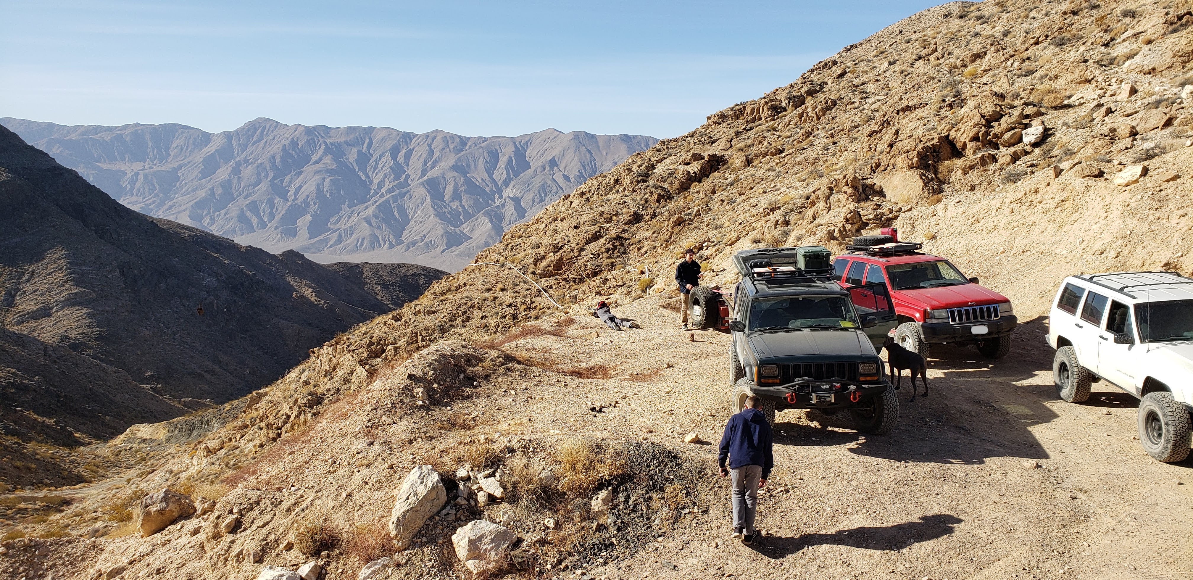 People and cars at the top of a lookout.